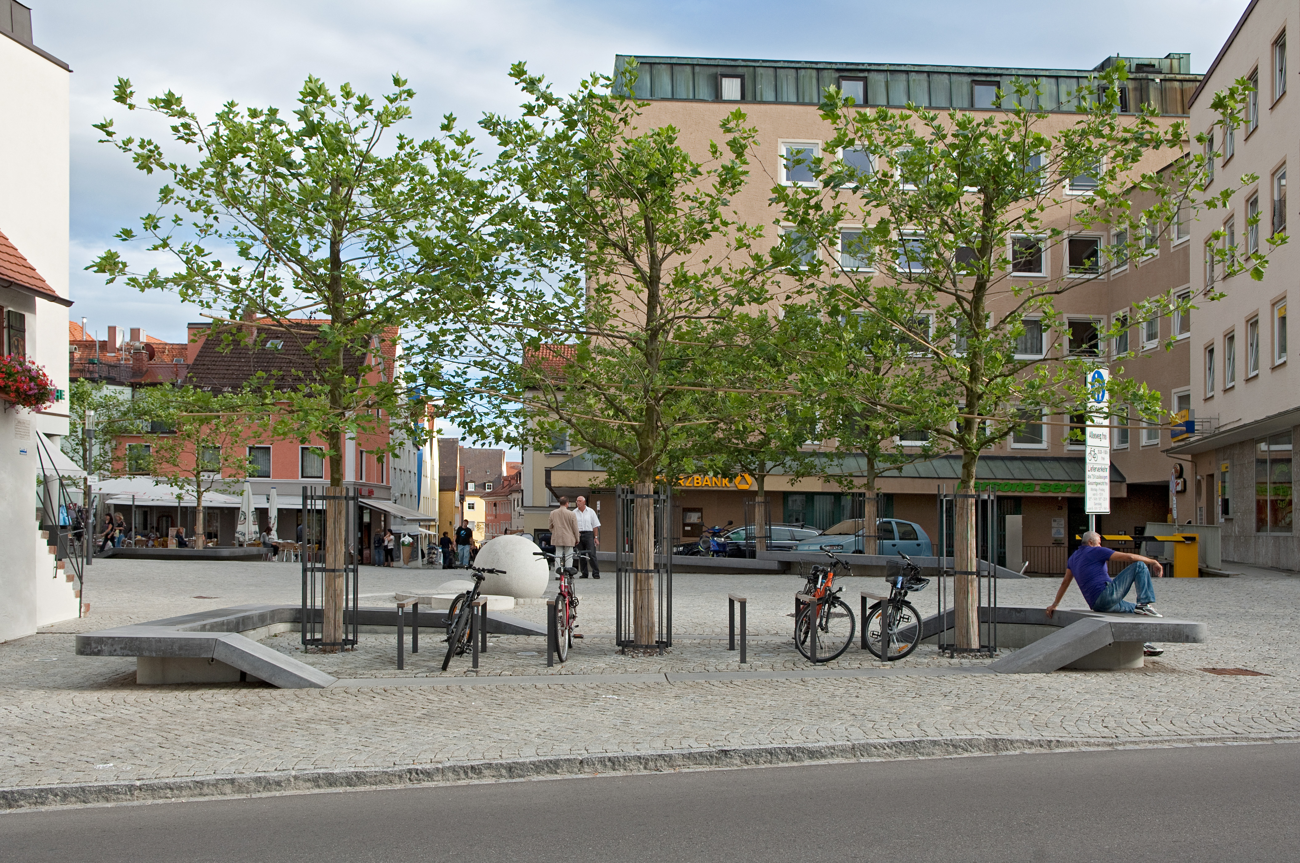Bild: Abschirmende schwebende Sitzelemente entlang der Straße, Foto: Johann Hinrichs Photography