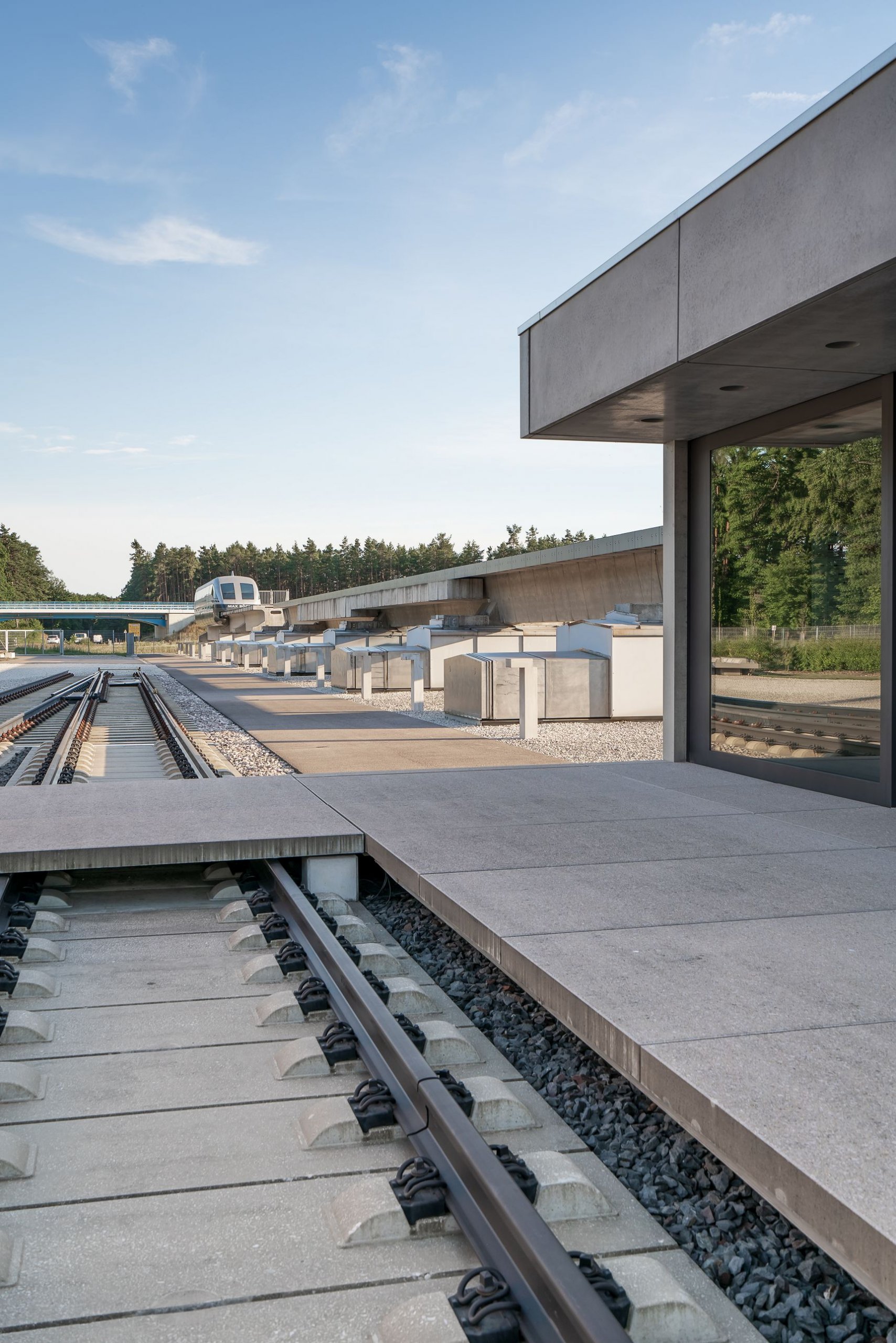 Bild: Ausgestellte Schienen am neuen Schulungsgebäude, Foto: ver.de landschaftsarchitektur