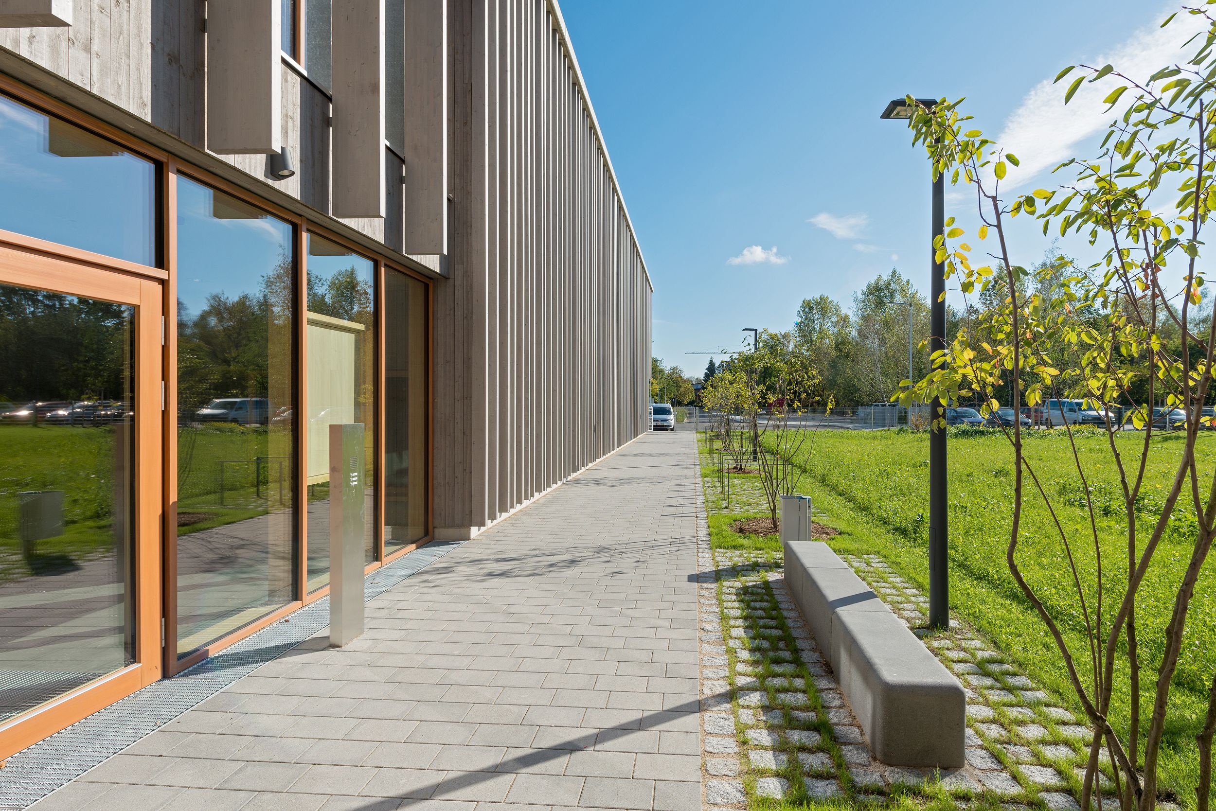 Bild: Außenanlagen der neuen Grundschule, Foto: Johann Hinrichs Photography