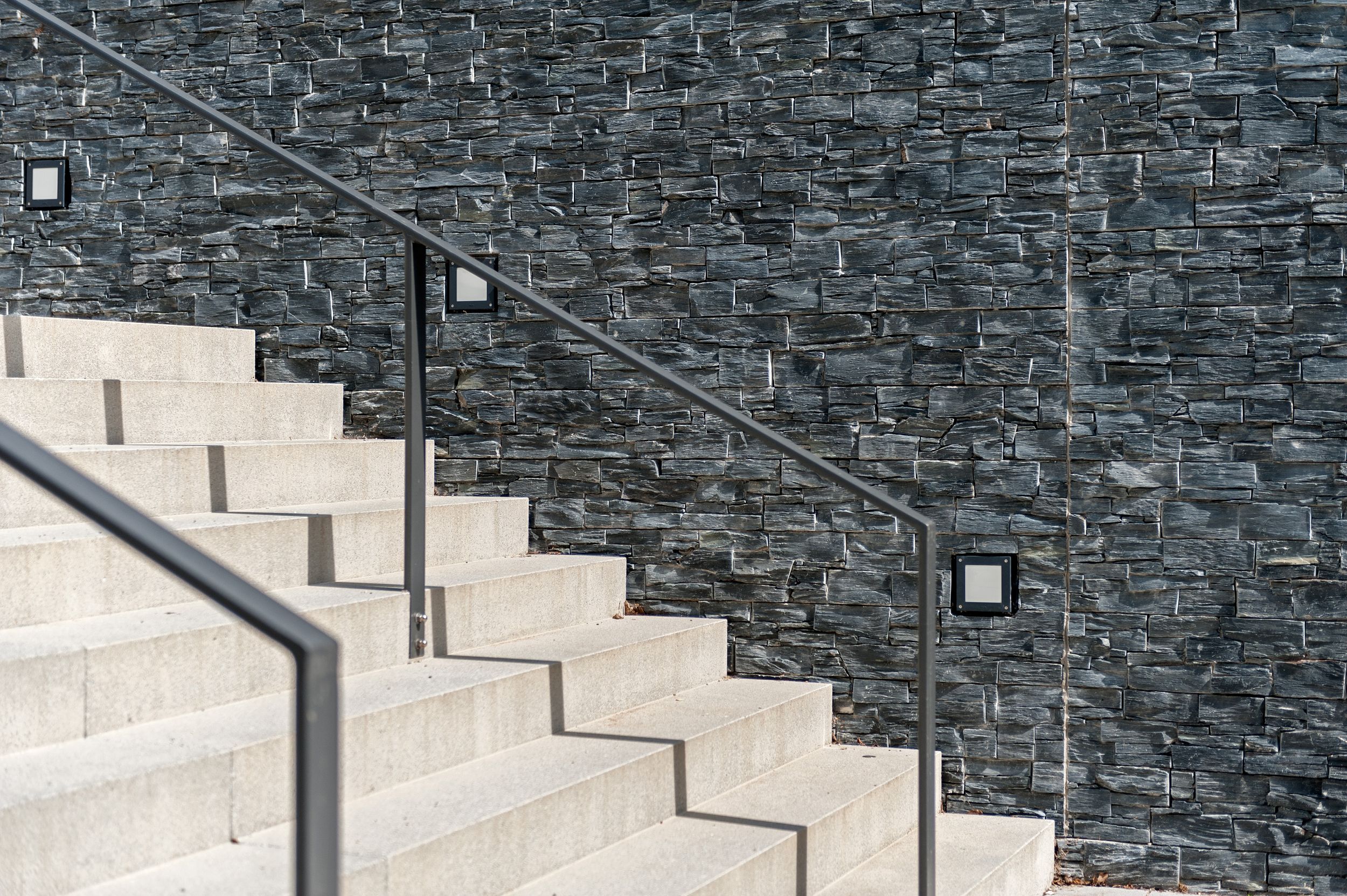 Bild: Baudetail Treppenanlage und verkleidete Mauer, Foto: Johann Hinrichs Photography