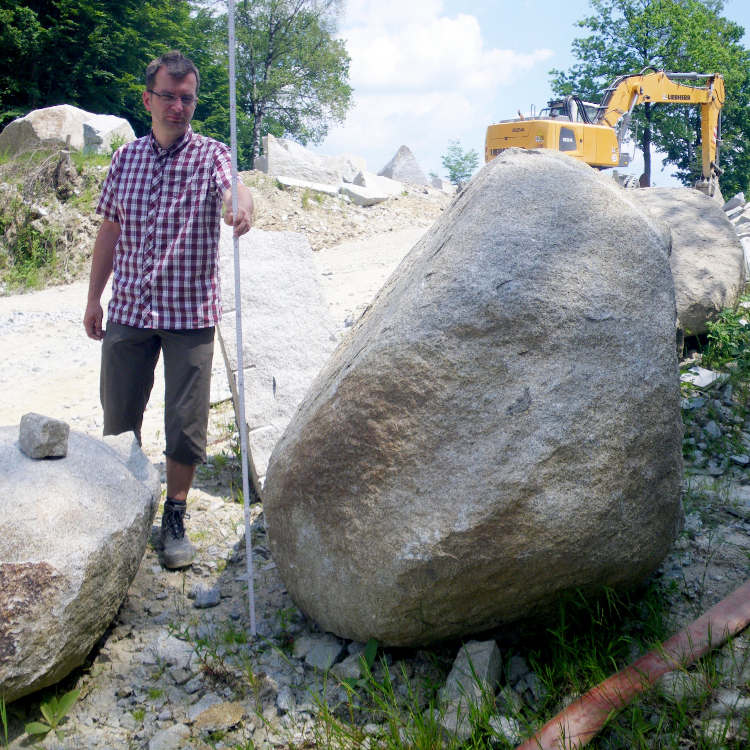 Bild: Bauleiter im Einsatz bei der Auswahl von Findlingen im Steinbruch