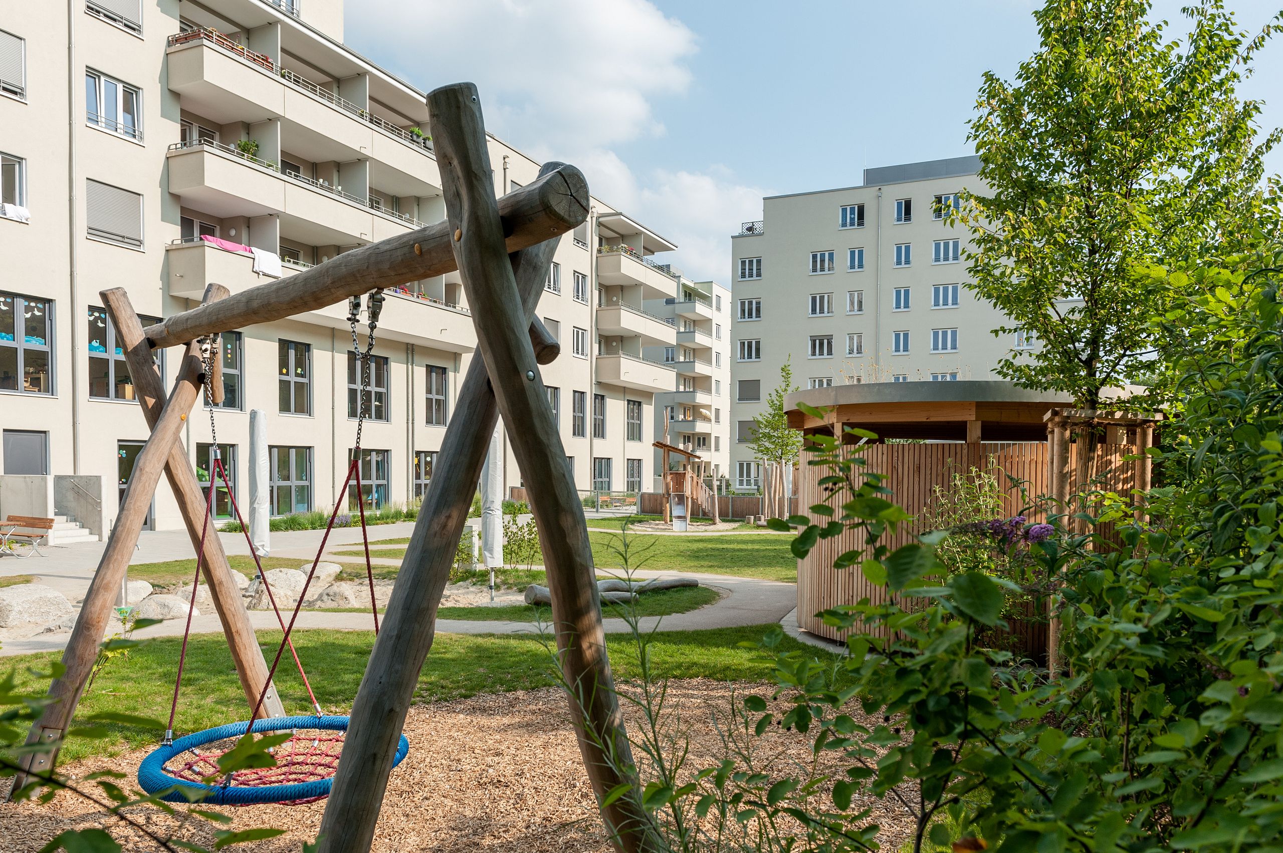 Bild: Blick auf die Freifläche der integrierten Kindertagesstätte, Foto: Johann Hinrichs Photography