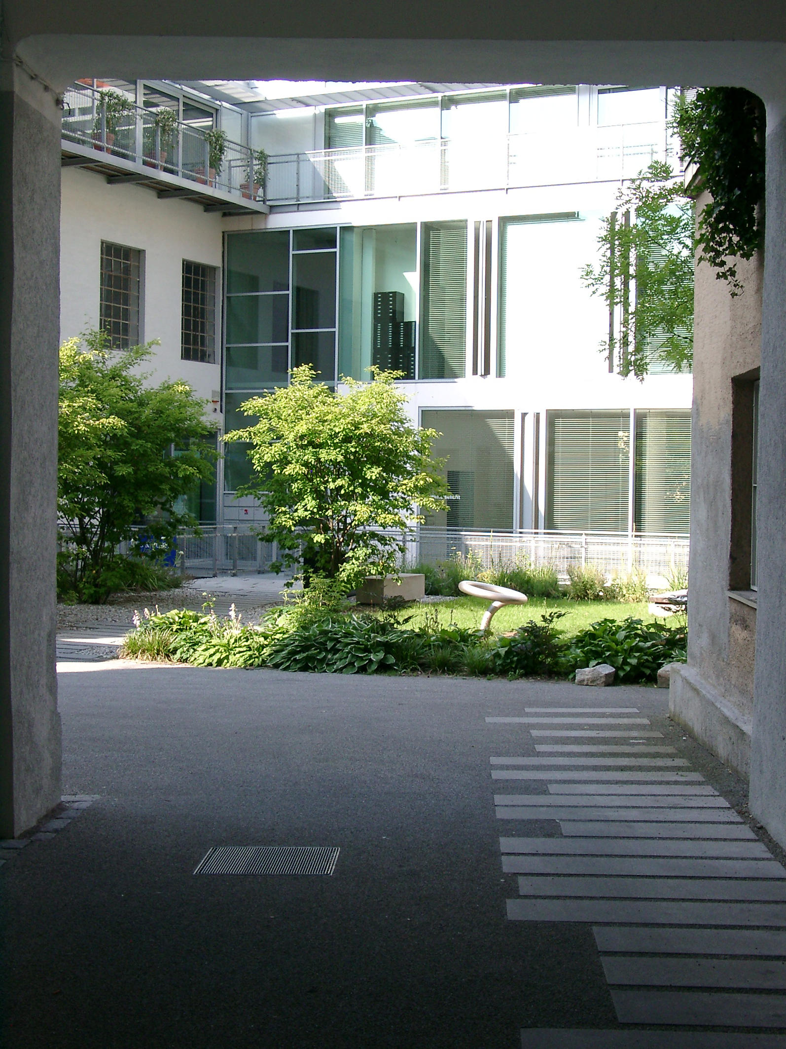 Bild: Blick vom Durchgang am Wiener Platz auf das neue Ateliergebäude in den Innenhof, Foto: ver.de landschaftsarchitektur