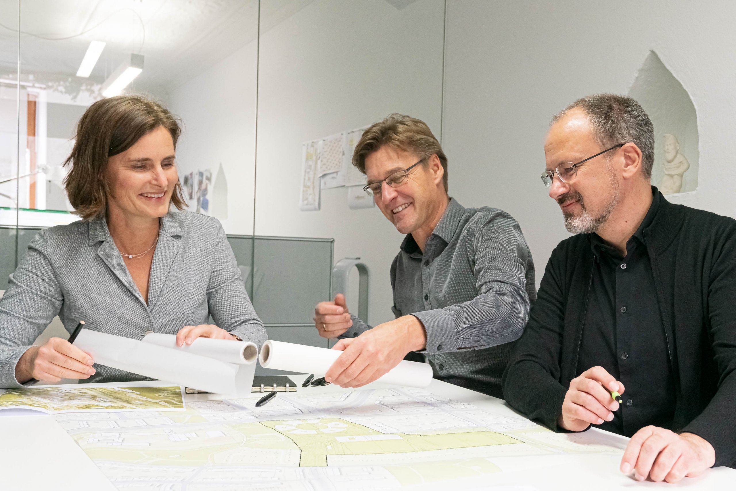 Bild: Die Geschäftsführer Prof. Dr. Birgit Kröniger, Jochen Rümpelein und Robert Wenk bei einer gemeinsamen Besprechung
