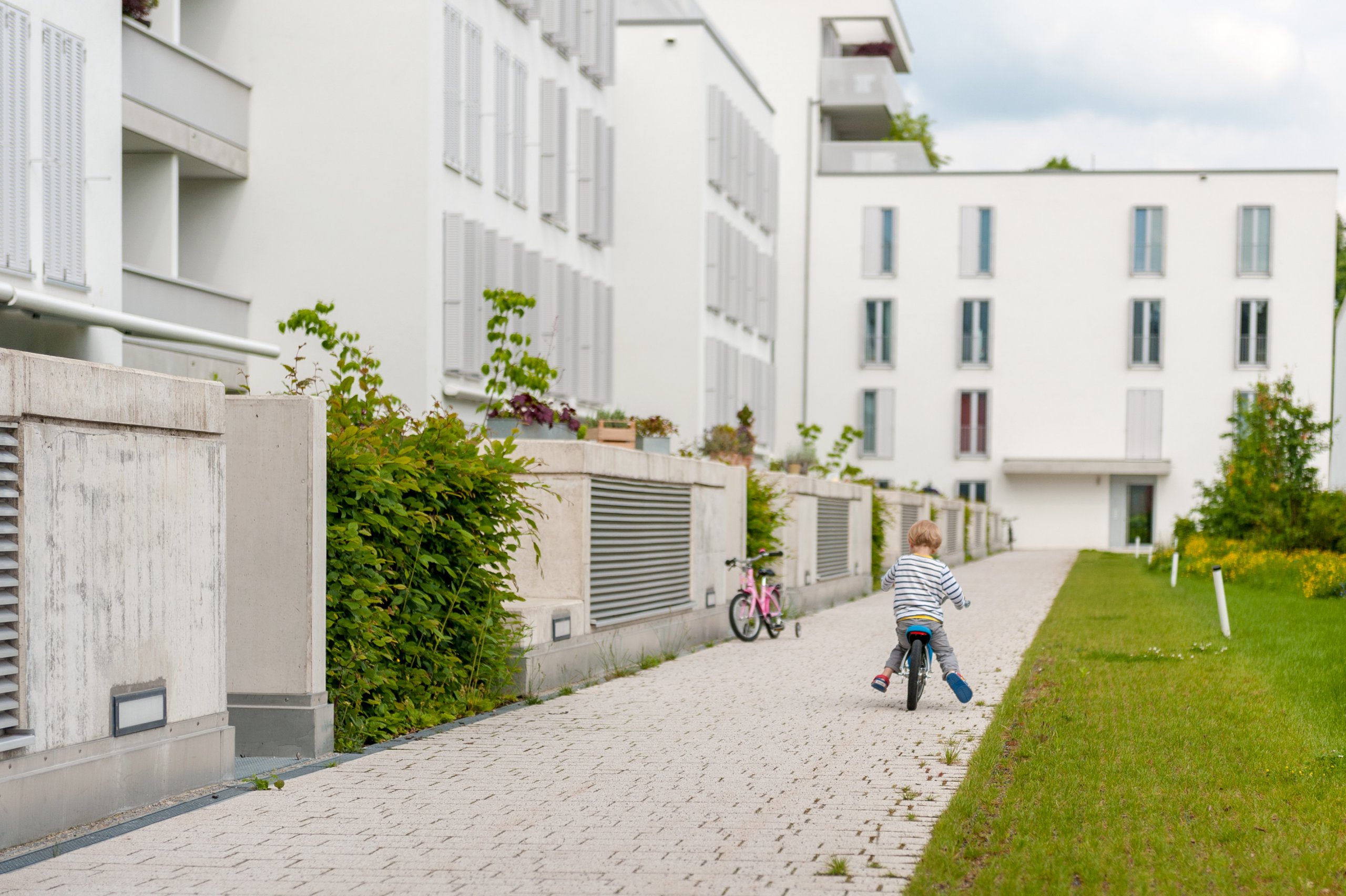 Bild: Entlüftungsbauwerke als Gartenmauern im Innenhof, Foto: Johann Hinrichs Photography