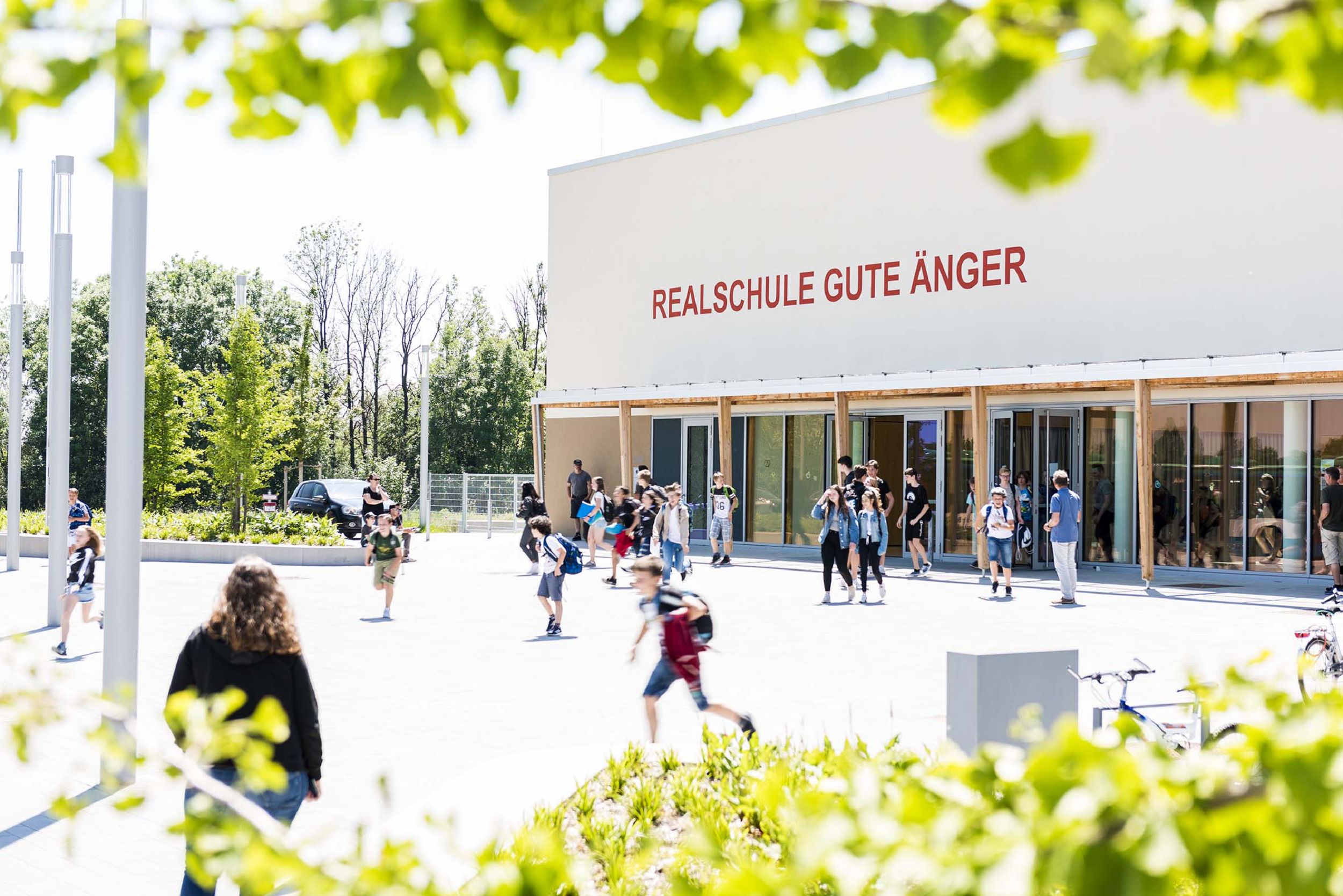 Bild: Vorplatz der Realschule Gute Änger in Freising, Foto: Johann Hinrichs Photography