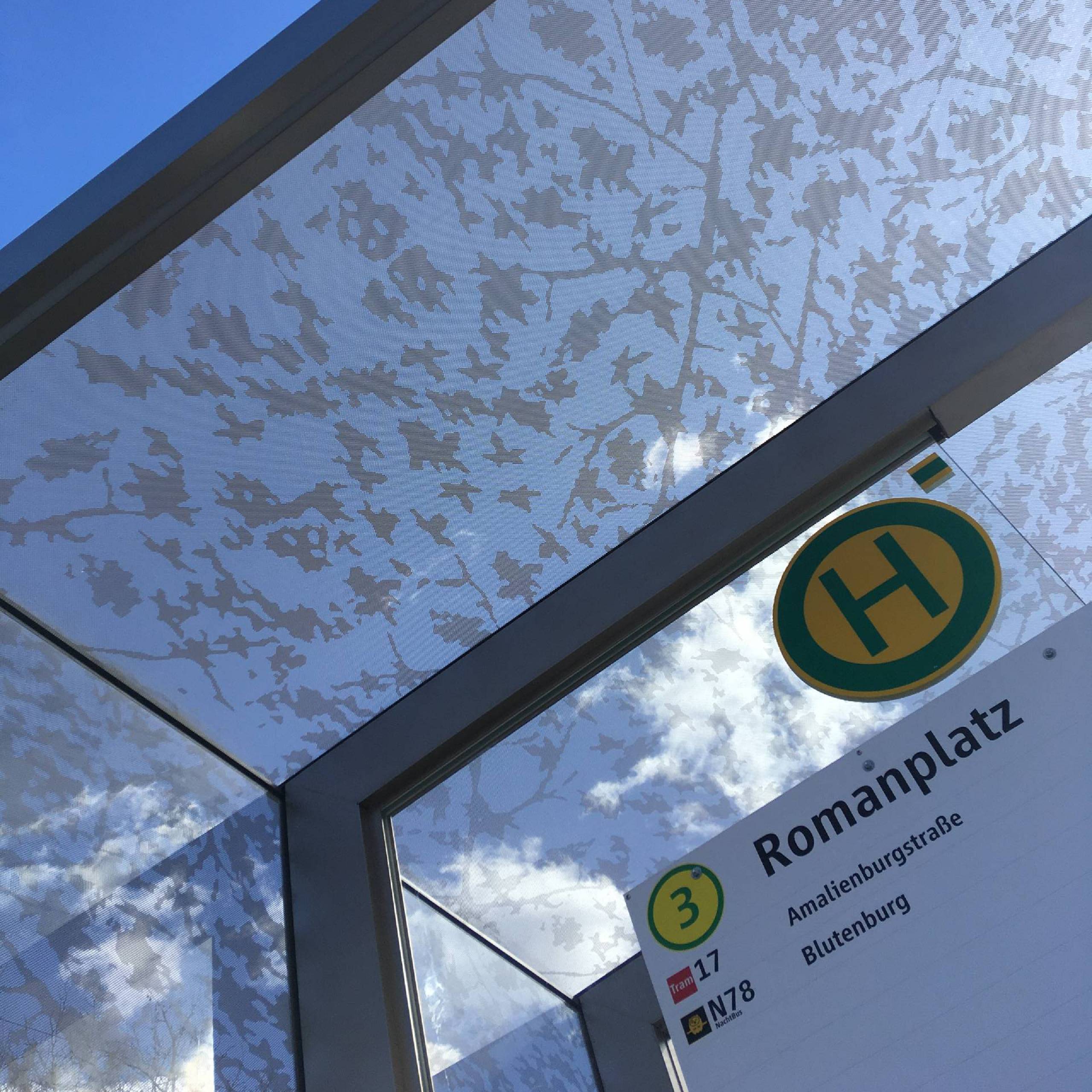 Bild: Haltestellenschild Romanplatz mit Glasüberdachung, Foto: ver.de