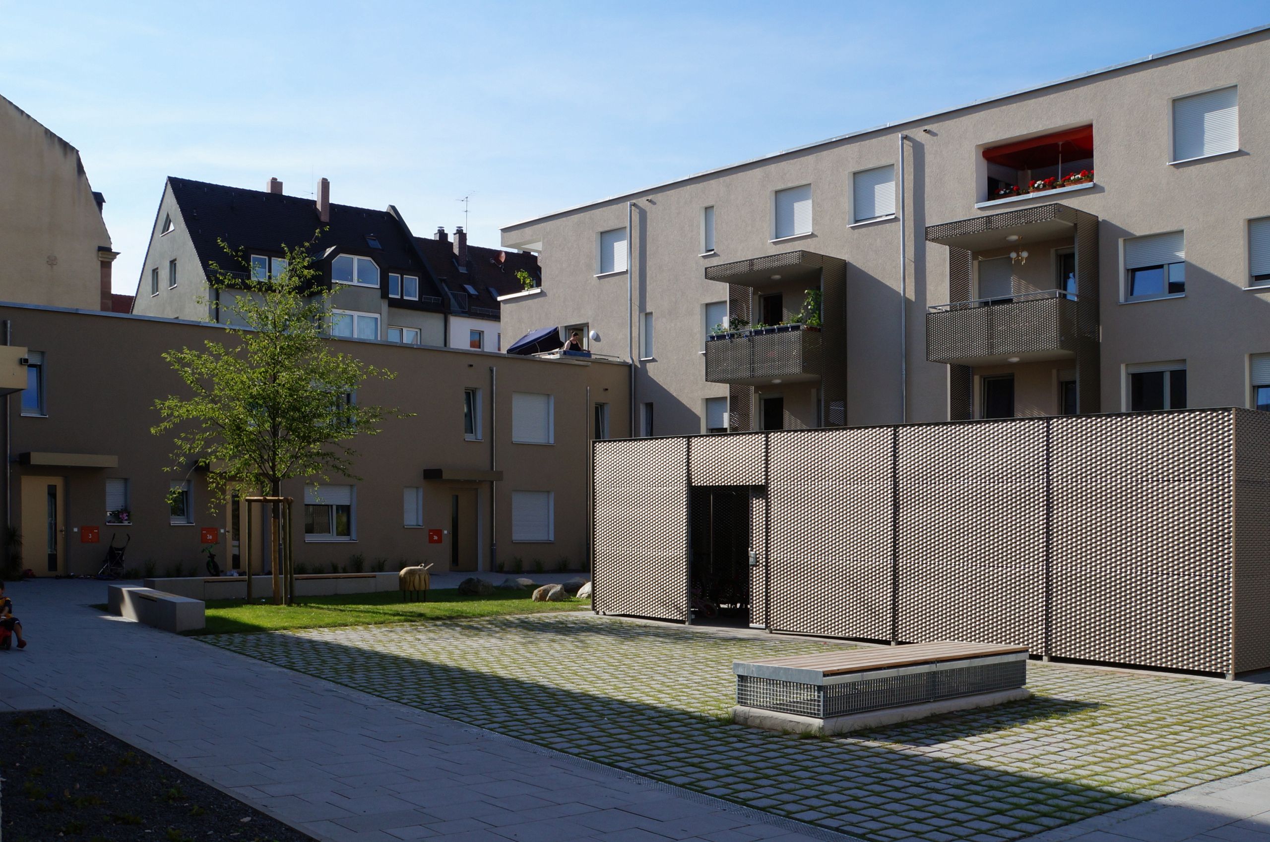 Bild: Wohnen bei St. Ludwig in Nürnberg, Wohnhof mit Fahrradhaus und Spielbereich, Foto: ver.de