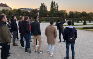 Bild: Mitarbeiter auf Wien Exkursion im Belvederegarten, Foto: ver.de landschaftsarchitektur